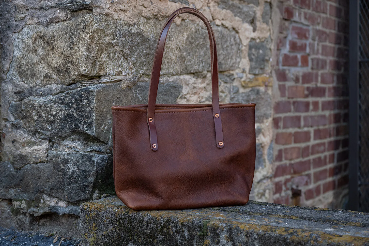 AVERY LEATHER TOTE BAG - MEDIUM - WITH ZIPPER - IN STOCK