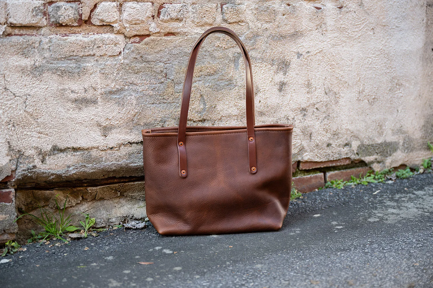 AVERY LEATHER TOTE BAG - MEDIUM - WITH ZIPPER - IN STOCK