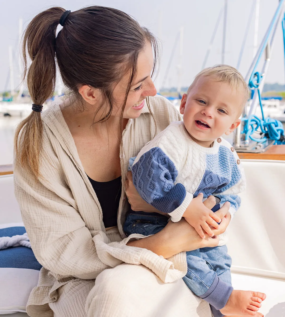 Chandail de tricot crème et bleu effet patchwork, naissance || Cream and blue patchwork effect knitted sweater, newborn