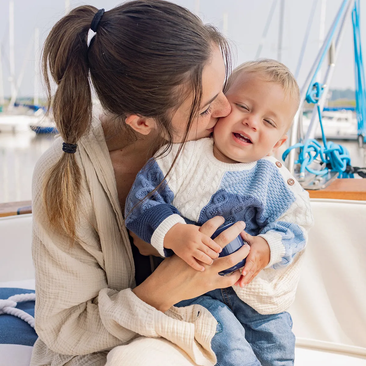 Chandail de tricot crème et bleu effet patchwork, naissance || Cream and blue patchwork effect knitted sweater, newborn
