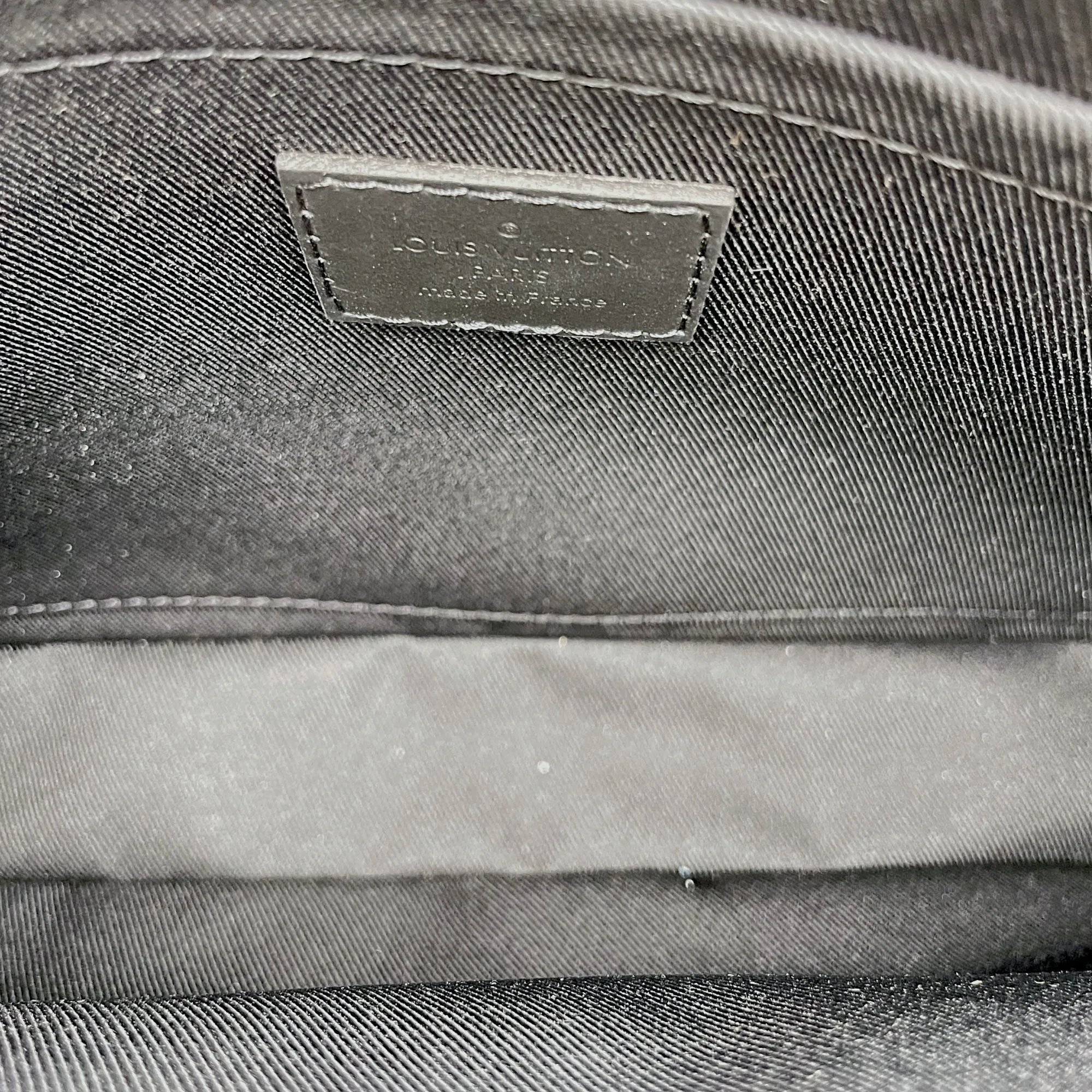 Fastline Messenger 23.5x18x7cm Black Crossbody Bag in Calfskin, Black powder coated hardware