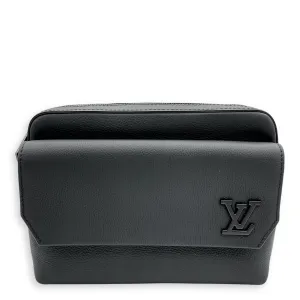 Fastline Messenger 23.5x18x7cm Black Crossbody Bag in Calfskin, Black powder coated hardware