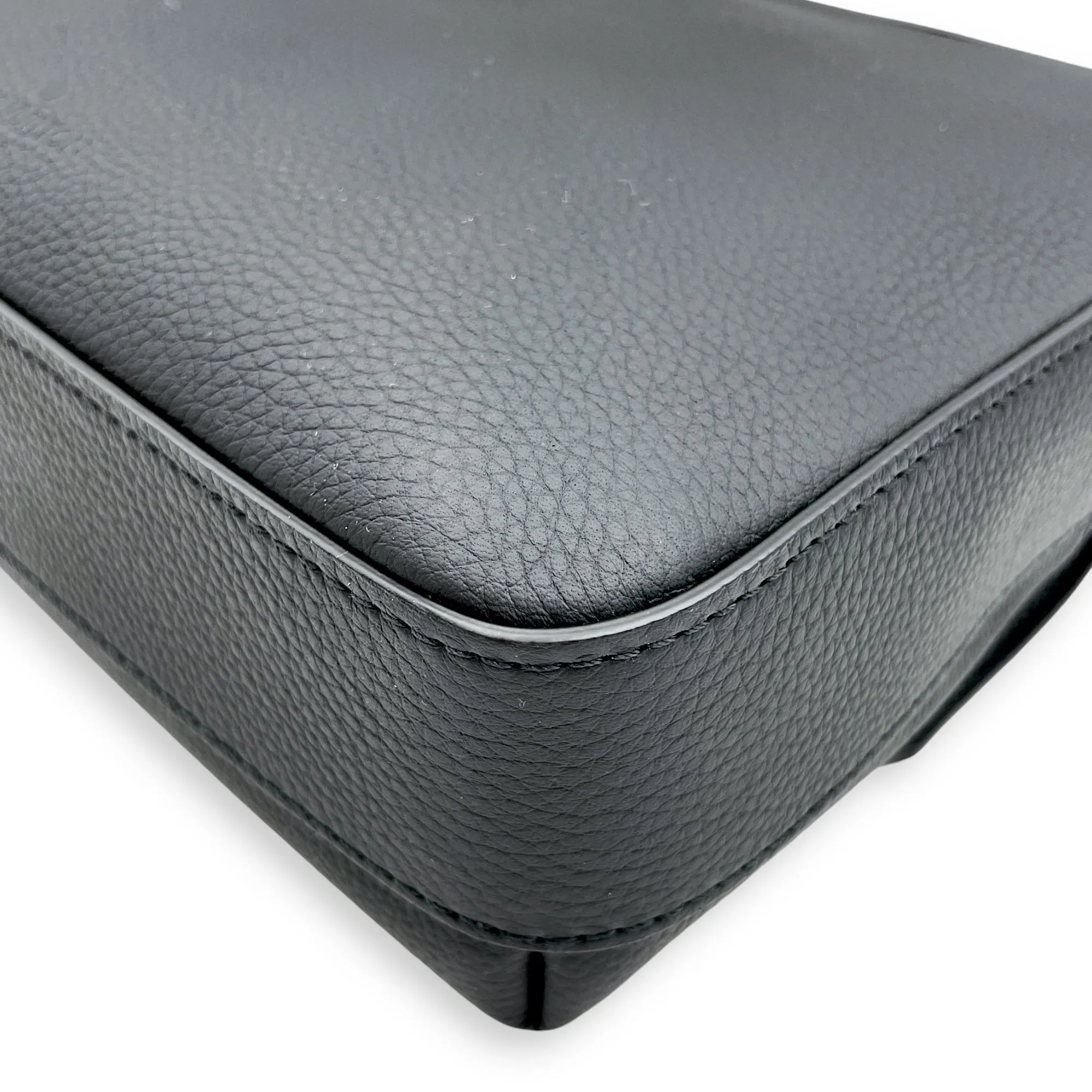 Fastline Messenger 23.5x18x7cm Black Crossbody Bag in Calfskin, Black powder coated hardware