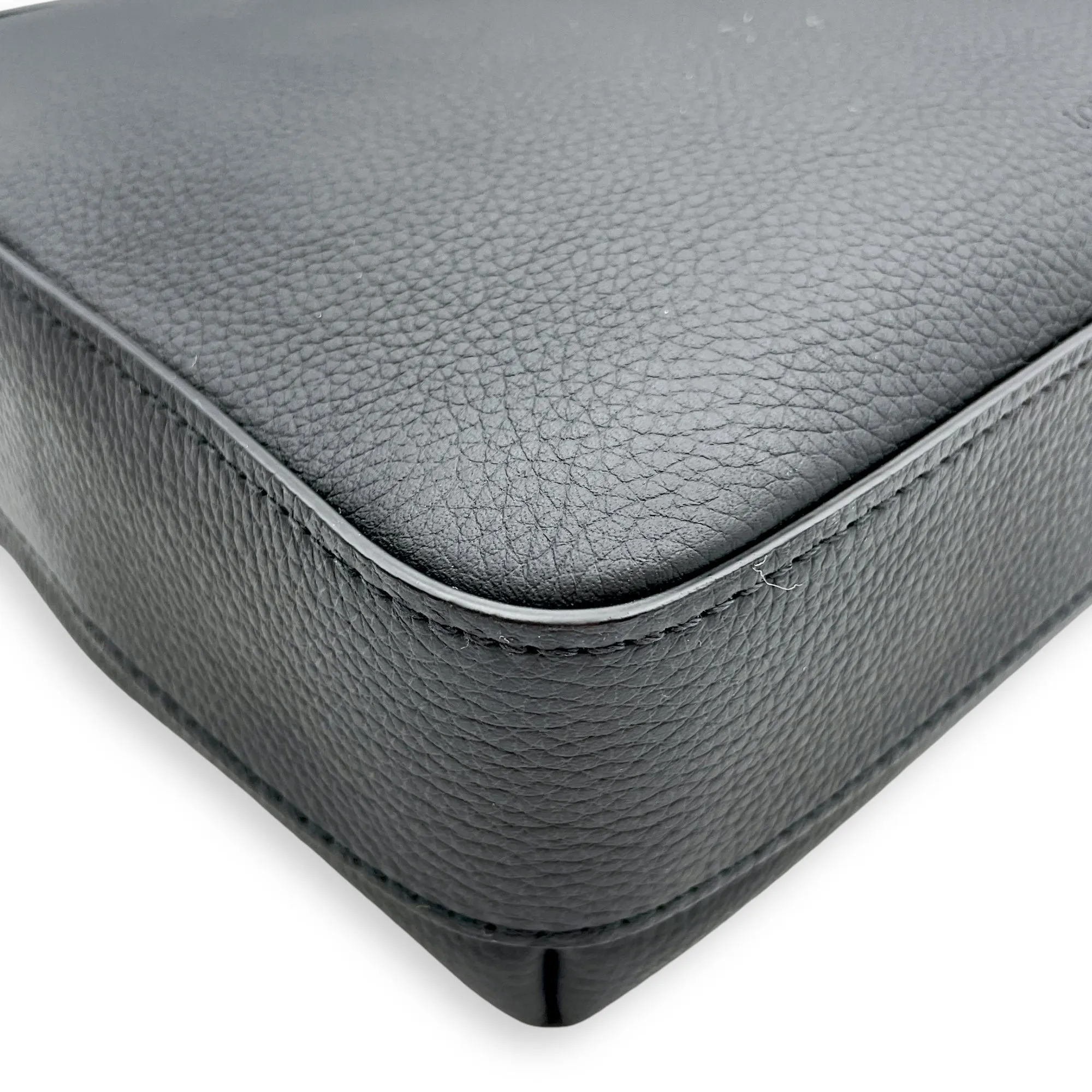 Fastline Messenger 23.5x18x7cm Black Crossbody Bag in Calfskin, Black powder coated hardware