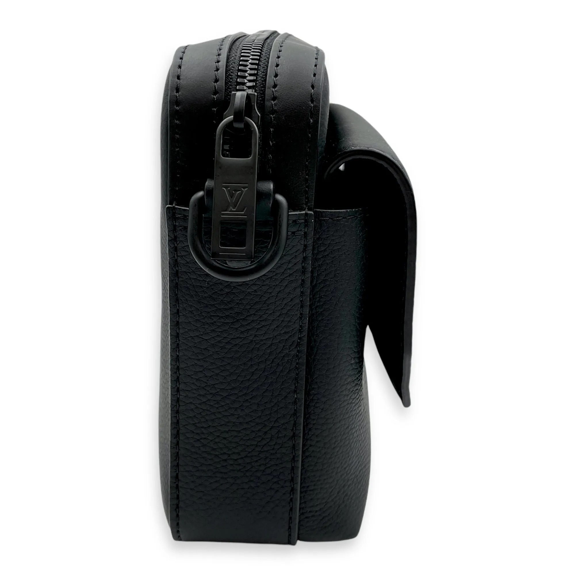 Fastline Messenger 23.5x18x7cm Black Crossbody Bag in Calfskin, Black powder coated hardware