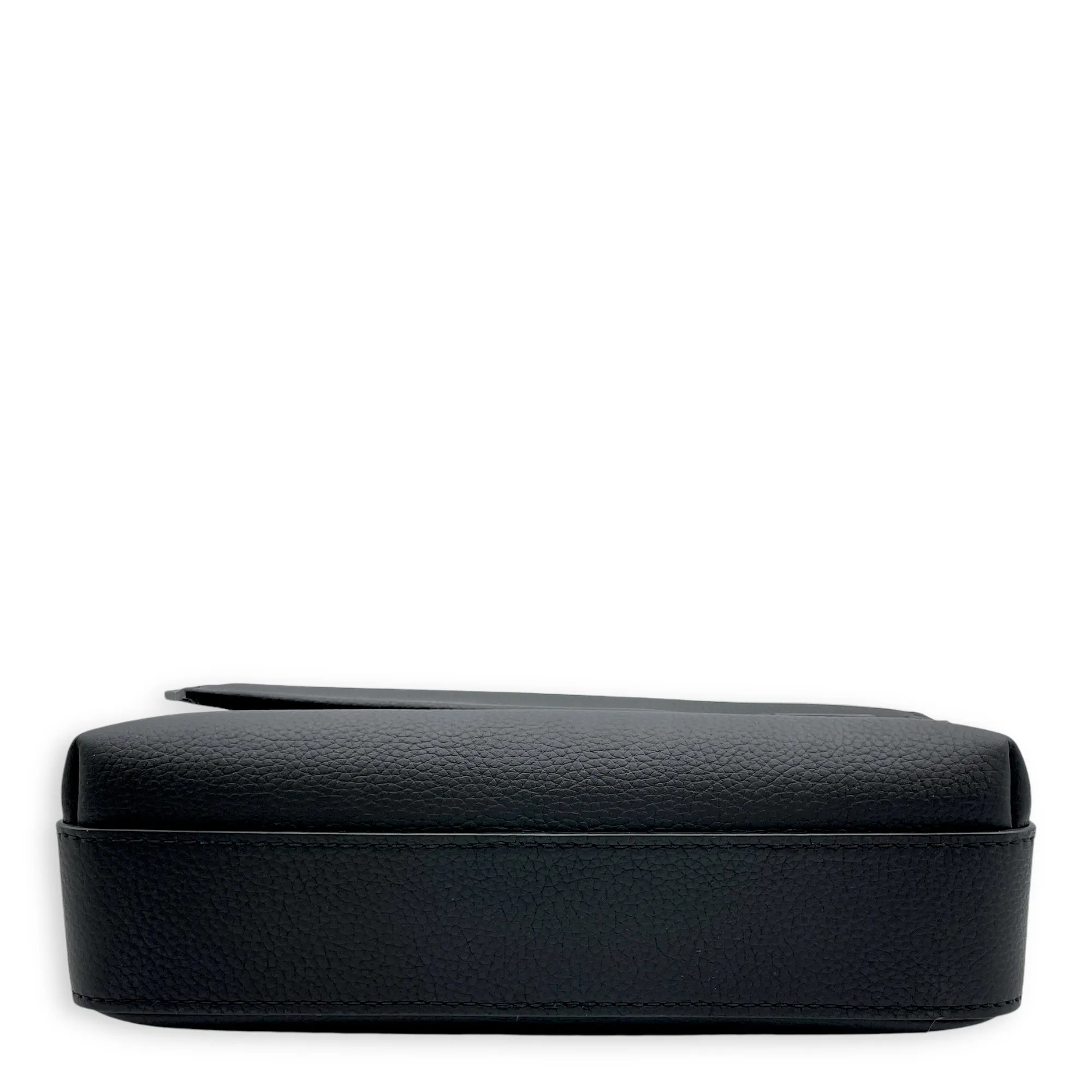 Fastline Messenger 23.5x18x7cm Black Crossbody Bag in Calfskin, Black powder coated hardware
