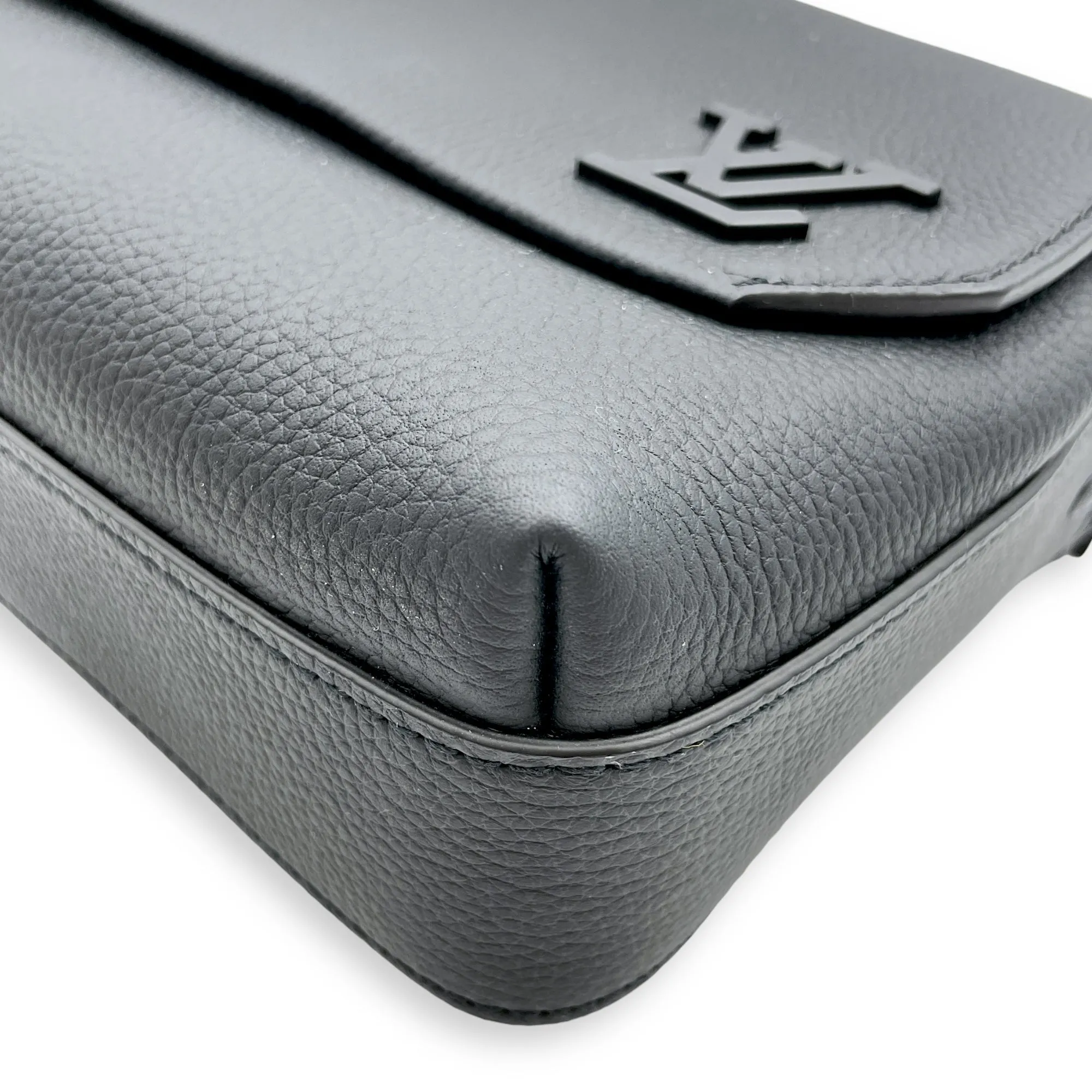 Fastline Messenger 23.5x18x7cm Black Crossbody Bag in Calfskin, Black powder coated hardware