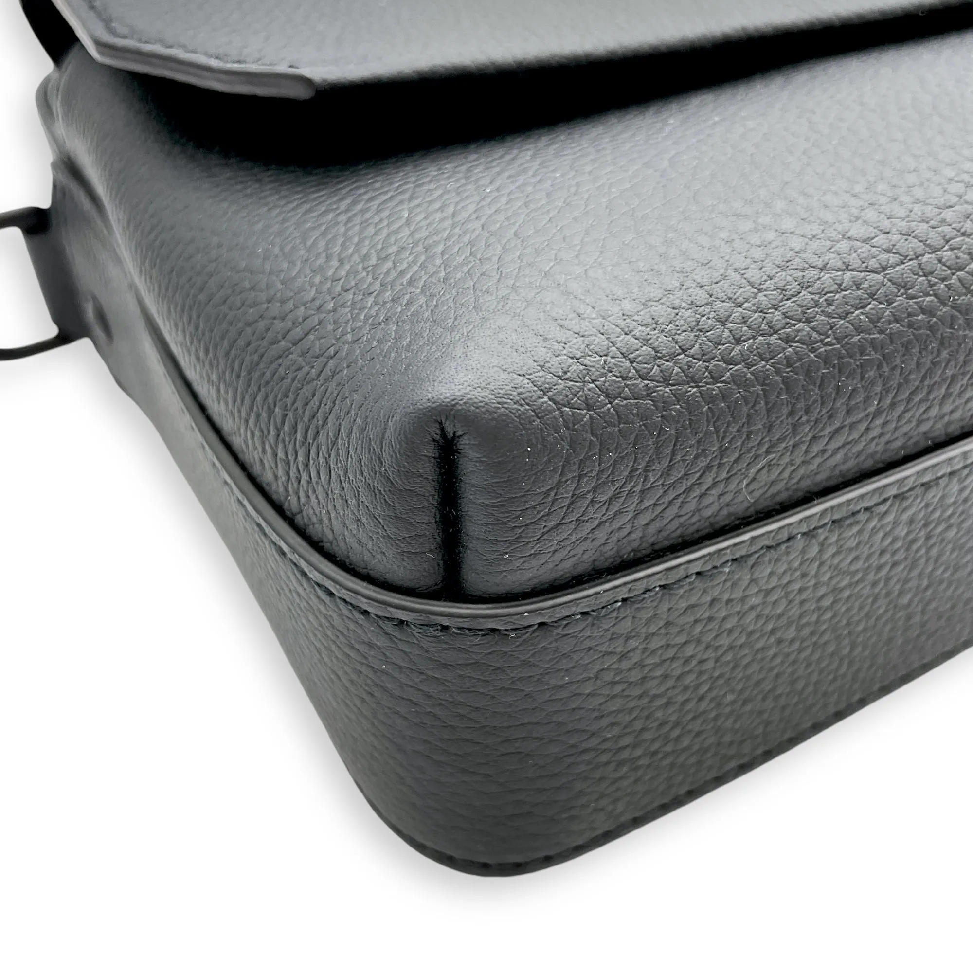 Fastline Messenger 23.5x18x7cm Black Crossbody Bag in Calfskin, Black powder coated hardware